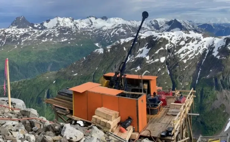 Bild: Goliath Resources erweitert Goldentdeckung Surebet mit zehn hochgradigen Bohrlöchern!