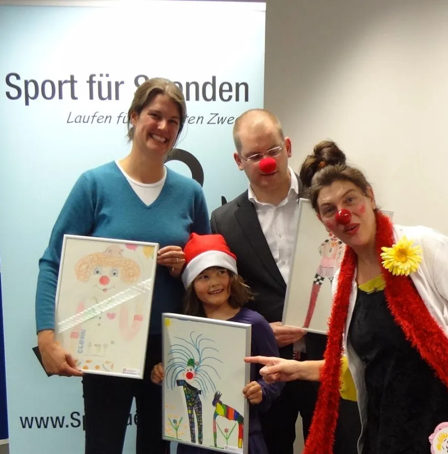 Geschäftsführerin Kristina Schmid (l.) mit Galerist Hans-Peter Zobl, Siegerbildern, Künstlerin&Clown