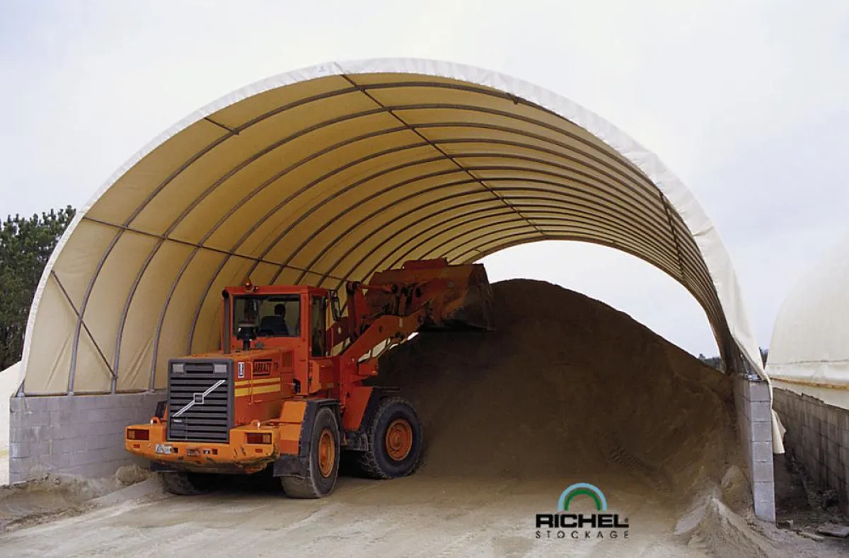 Mit einer Richel-Folienhalle ist man gut geschützt (Foto: Dellschau)