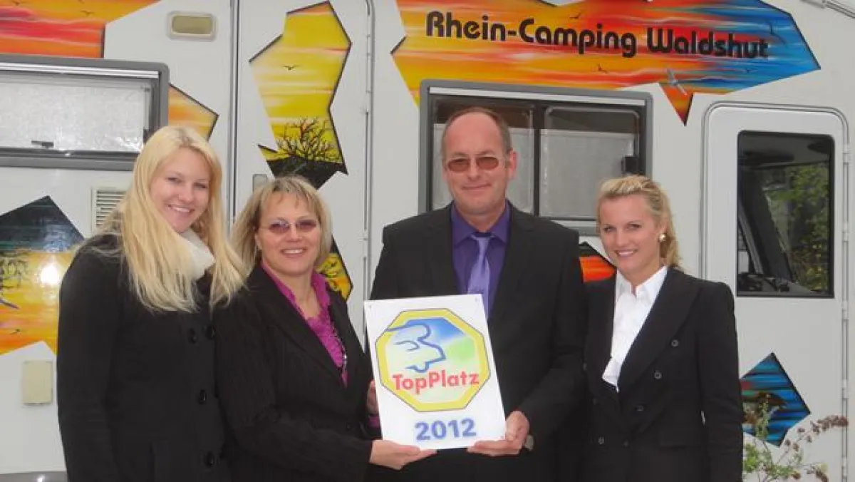 Sonja und Oliver Bier (Mitte) sowie die Töchter Jana und Daniela mit der neuen TopPlatz-Plakette.