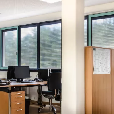 Bild: Sonnenschutzrollo im Isolierglas für Bürofassaden