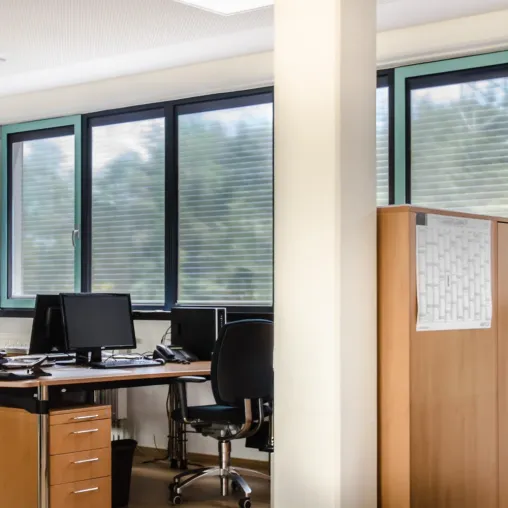 Bild: Sonnenschutzrollo im Isolierglas für Bürofassaden