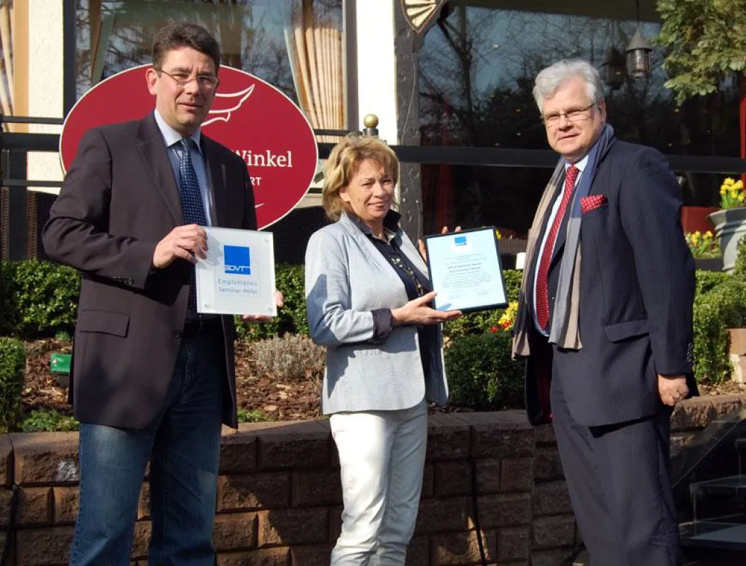 v.l. Jens Vogt (Hoteldirektor), Nora Oelkers (Inhaberin), Peter Krötenheerdt (Vizepräsident BDVT)