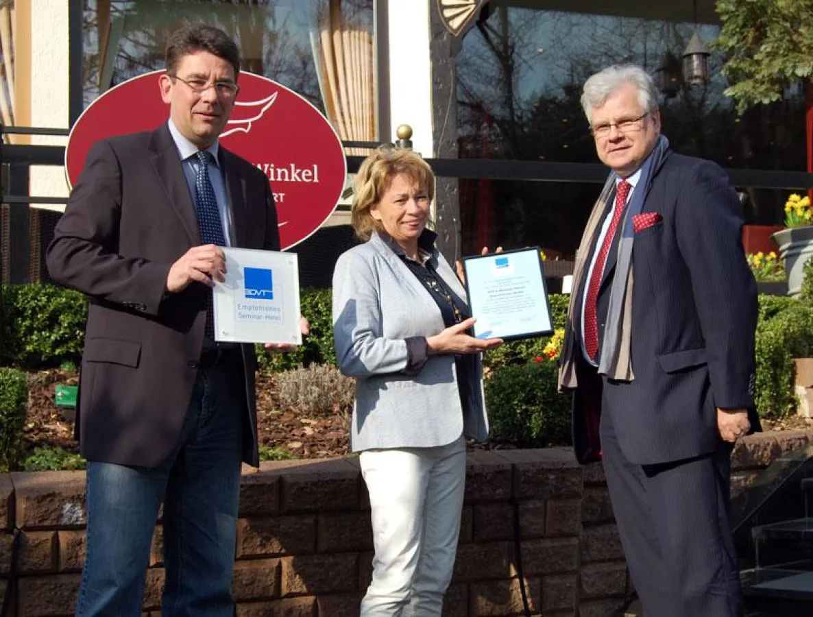 v.l. Jens Vogt (Hoteldirektor), Nora Oelkers (Inhaberin), Peter Krötenheerdt (Vizepräsident BDVT)
