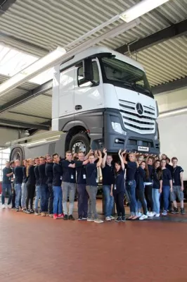 Bild: Mercedes-Herbrand schickt seine neuen Auszubildenden auf Tour: Für eine starke Gemeinschaft
