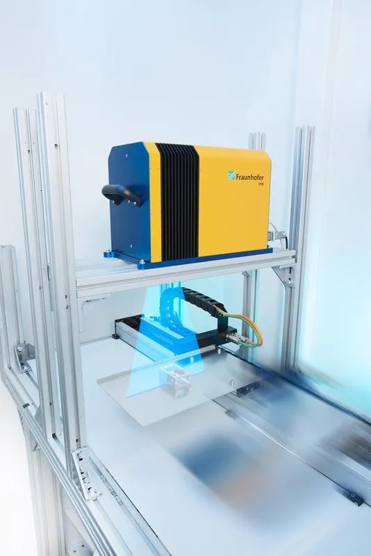 Das bildgebende Inline-Messsystem F-Scanner untersucht Bauteile während der Fertigung punktgenau auf Verschmutzungen. (© Fraunhofer IPM)