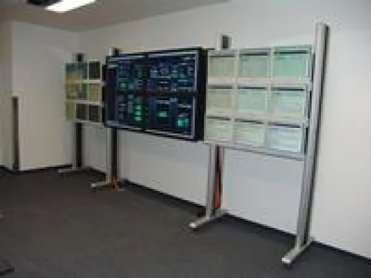 Bild: Kontrollraummöbel – Mehr Effizienz durch CommandDesk und Operatorstuhl