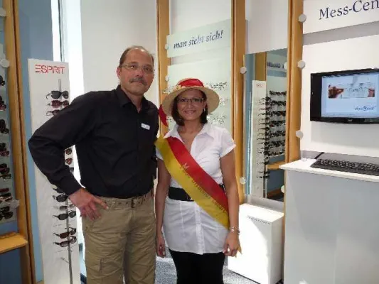 Delker Optik Frankenthal würdigt Miss Strohhut Bild: Delker Optik Frankenthal würdigt Miss Strohhut