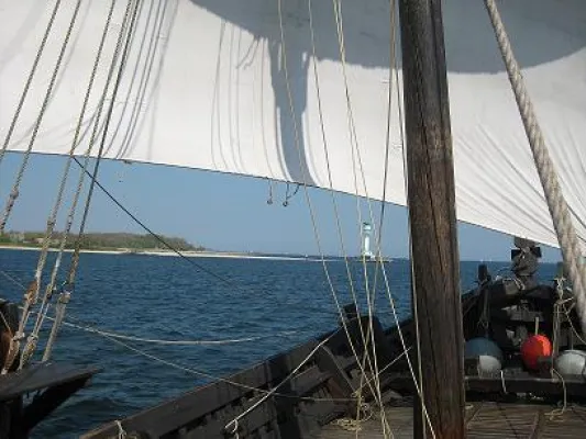 Bild: Zum Ostseebad Damp mit der Kieler Hansekogge