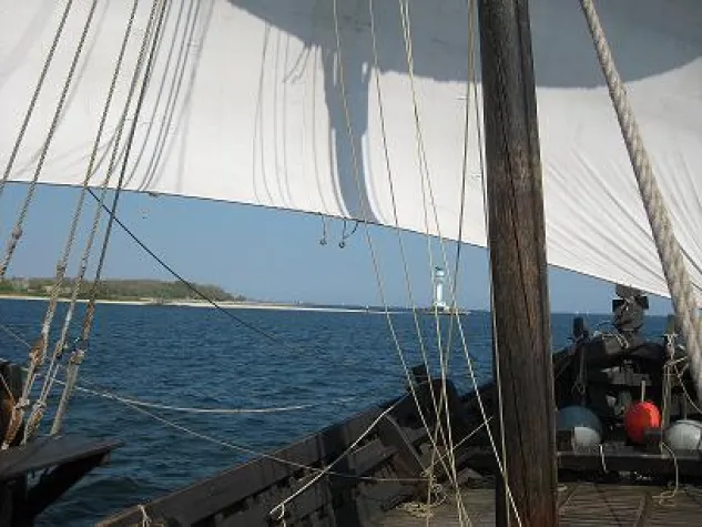 Bild: Zum Ostseebad Damp mit der Kieler Hansekogge