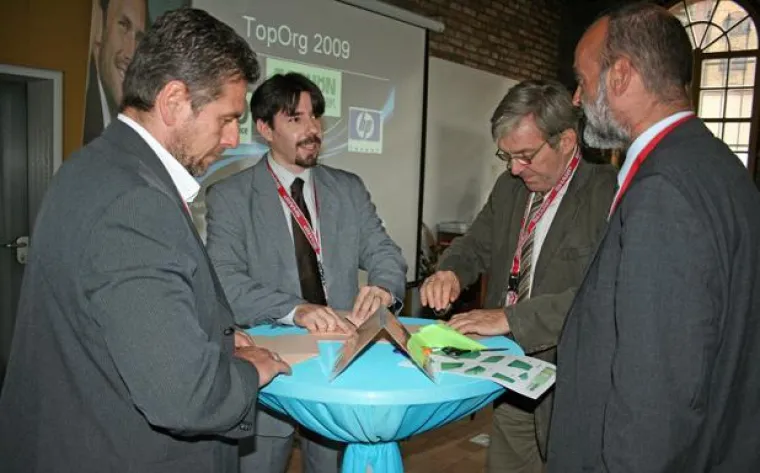 Bild: Mit Papierflieger gegen den Massenpapier-Verbrauch