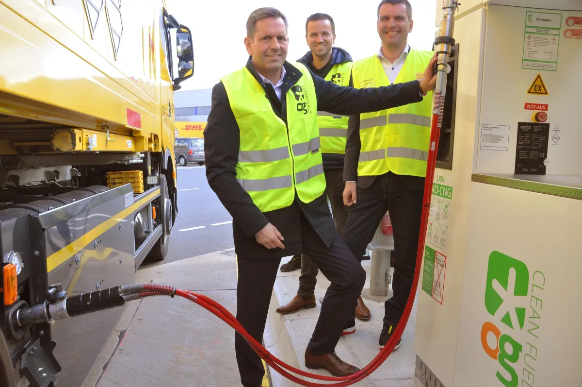 Wirtschaftsminister Olaf Lies betankt einen DHL-Lkw mit Bio-CNG (vlnr: Lies - Bloemsma - Hitschfeld) (© OG/Torsten Lippelt)