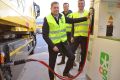 Wirtschaftsminister Olaf Lies betankt einen DHL-Lkw mit Bio-CNG (vlnr: Lies - Bloemsma - Hitschfeld)