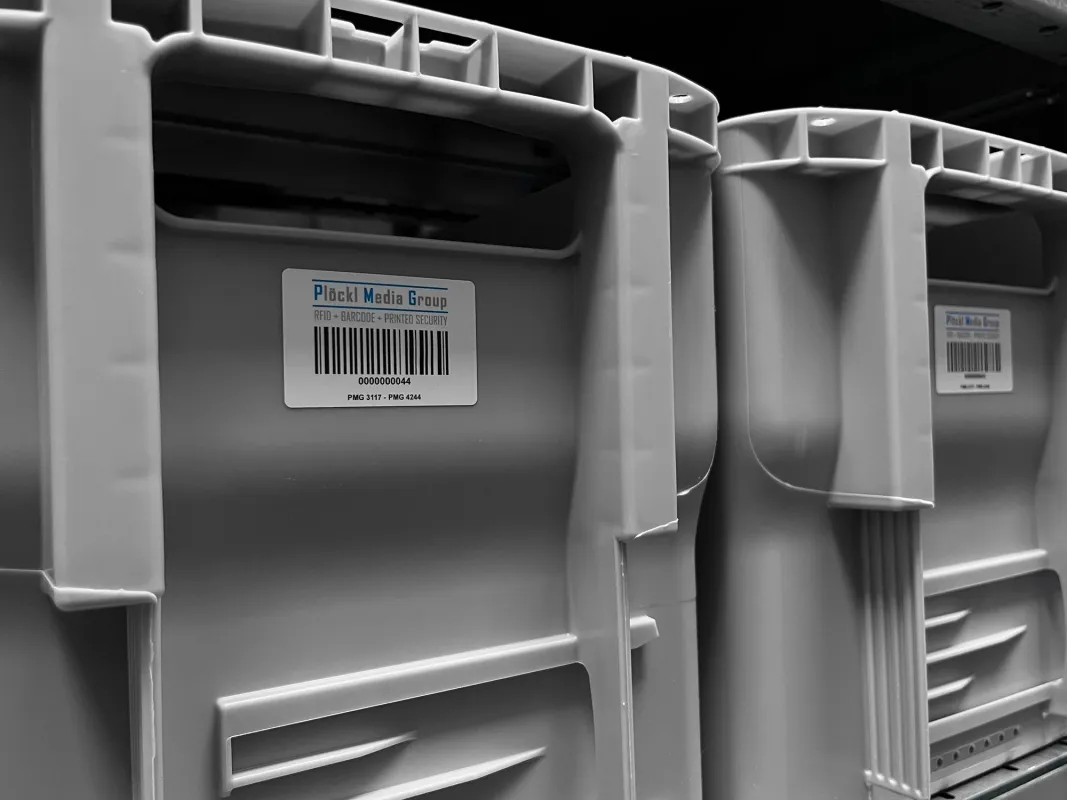Das PMG OnMould Barcode-Labels auf Mehrwegbehälter im Lager.