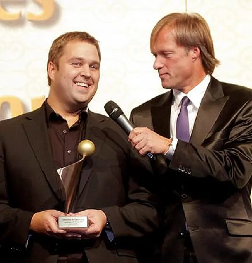 Gerd Delling (rechts) überreicht Christian Hoffmann, Geschäftsführer von LEDs.de, die Auszeichnung zum Online-Shop des Jahres.