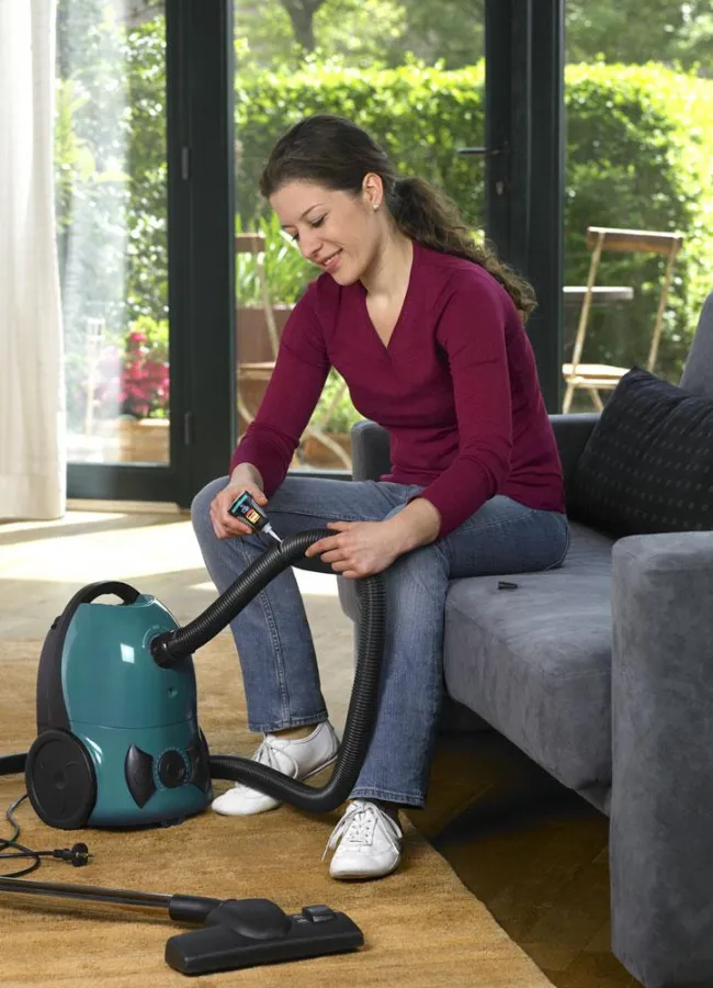 So lässt sich der Staubsauger-Schlauch gekonnt reparieren: Sekundenalleskleber von Pattex sorgt für eine kraftvolle, flexible und dauerhafte Verbindung. Foto: Henkel Pattex