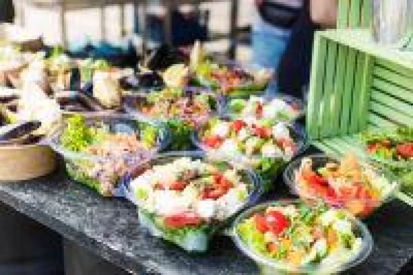 Bild: Moderne Salat to go Verpackungen für Gastronomie, Streetfood und Lieferservice