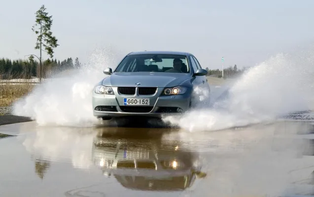 Bild: Neue Nässe- und Sonnenreifen von Nokian senken Aquaplaninggefahr - Volle Badewanne Wasserverdrängung