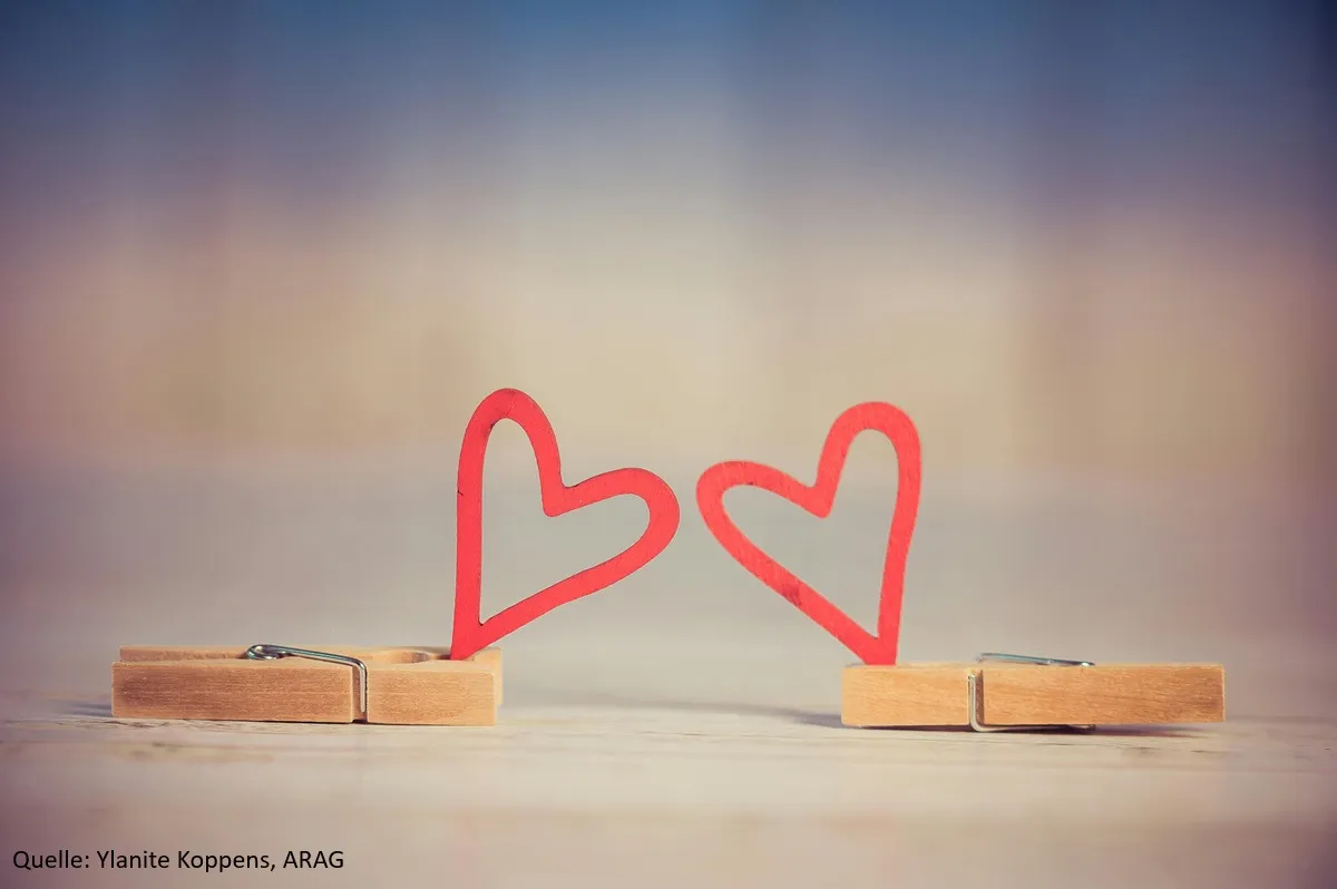 ARAG Experten über kuriose Bräuche rund um den Tag der Liebe