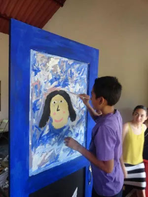 Bild: Das Kinderhilfskunstprojekt "doors to the future for immigrant children" öffnet Türen