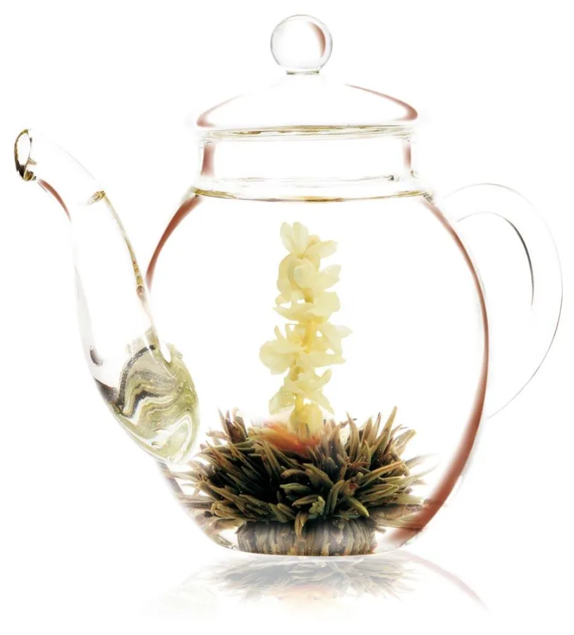 Kunstvoll gebundene Teekugeln entfalten im heißen Wasser ihre Schönheit und verströmen ihr unvergleichliches Aroma.