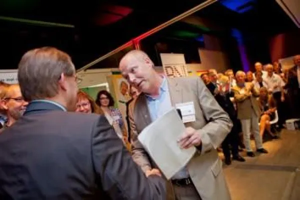 Bild: Business Networking in entspannter Atmosphäre: Unterhaltung und Unternehmergeist vereint die Regionen