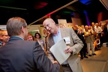 Bild: Business Networking in entspannter Atmosphäre: Unterhaltung und Unternehmergeist vereint die Regionen