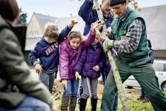 Bild: Bäume pflanzen statt Mathe: Deutsche Reihenhaus setzt Eichen mit Grundschülern in der Kölner Waldschule