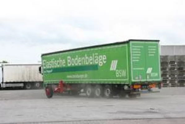 Bild: Regupol Antirutschmatten bieten kalkulierbare Sicherheit für Papiertransporte