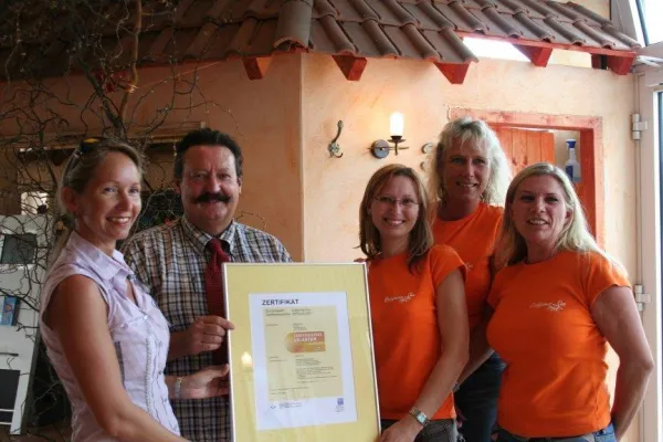 Sicher sonnen, sanft bräunen mit Gütesiegel - Die ersten zertifizierten Sonnenstudios in Sachsen-Anhalt Bild: Sicher sonnen, sanft bräunen mit Gütesiegel - Die ersten zertifizierten Sonnenstudios in Sachsen-Anhalt