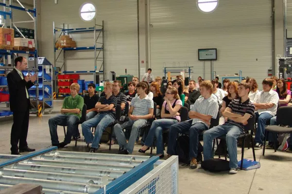 Bild: Schülerinformationstag - Einblicke ins Lager – Schüler zu Besuch bei E+P