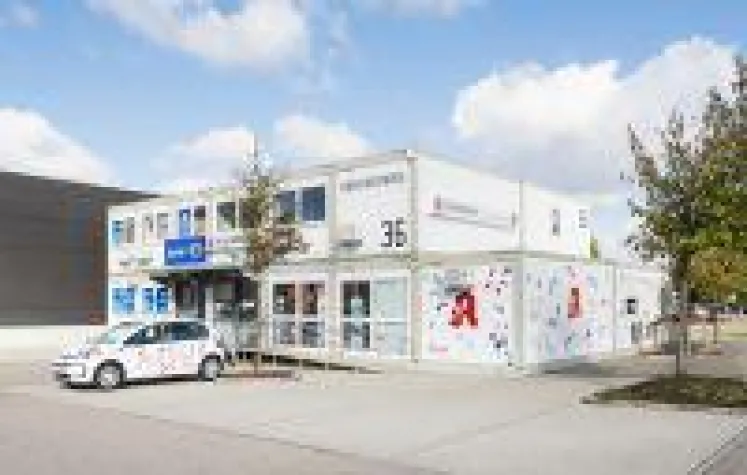 Bild: Apotheke und Optiker ziehen in Containerräume von ELA