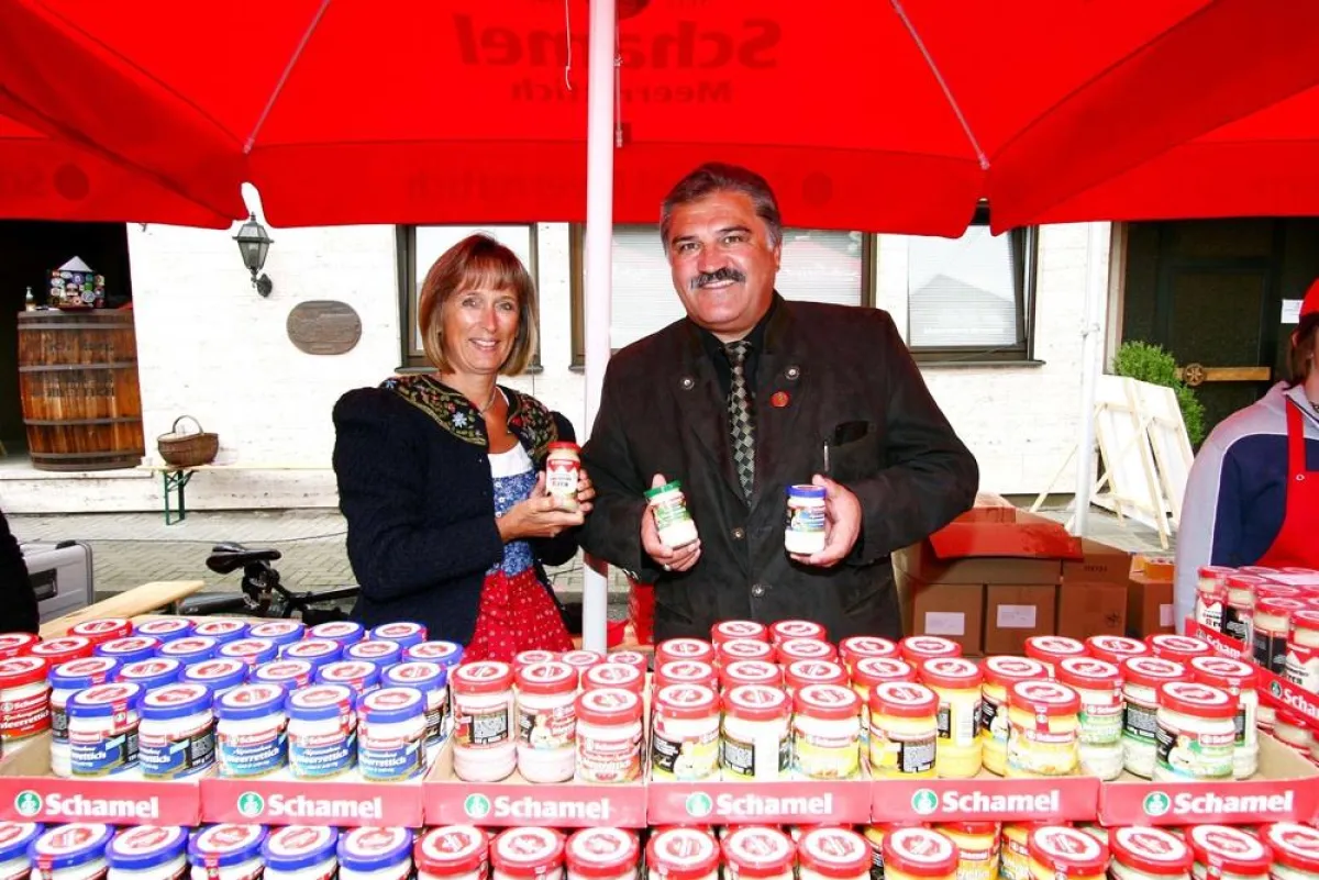 Hanns-Thomas Schamel und Ehefrau Karin auf dem Baiersdorfer Krenmarkt.