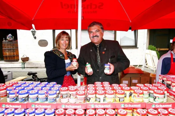 Bild: Besucher huldigen der nun EU-geschützten Wurzel