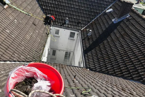 Bild: Gerüstlose Dach- und Dachrinnenreinigung durch Industrie Kletterer Köln IKK