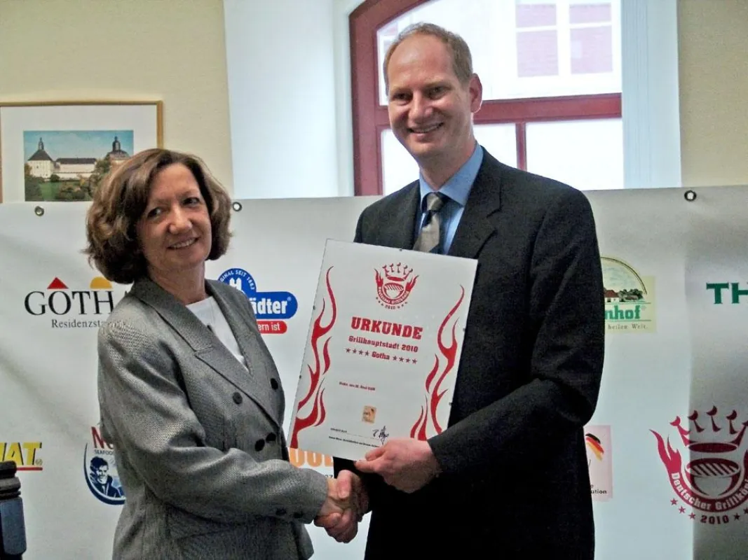 Marlies Mikolajczak, Referat für Wirtschaftsförderung in Gotha, erhält aus der Hand des Präsidenten der German Barbecue Association e.V., Robert Meyer, die Ernennungsurkunde zur Grillhauptstadt.