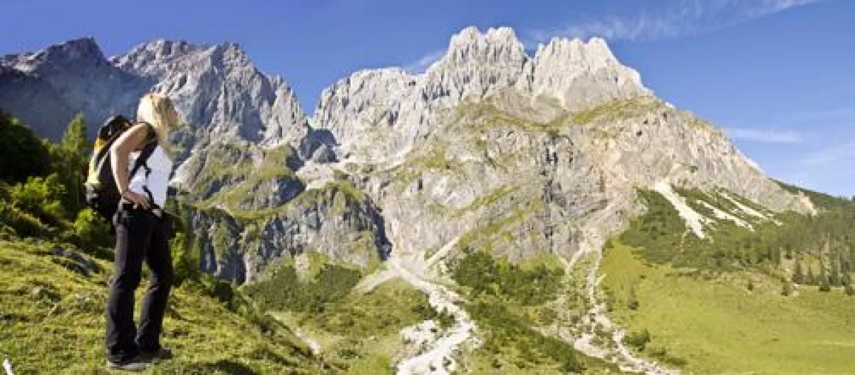 Traumhafter Weitblick beim Wandern in der Region Hochkönig