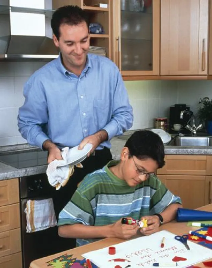 Mit Papas Hilfe und dem Pritt Klebestift basteln die Kleinen ausgefallene Geburtstagsgeschenke für die Mama. Foto: Henkel Pritt