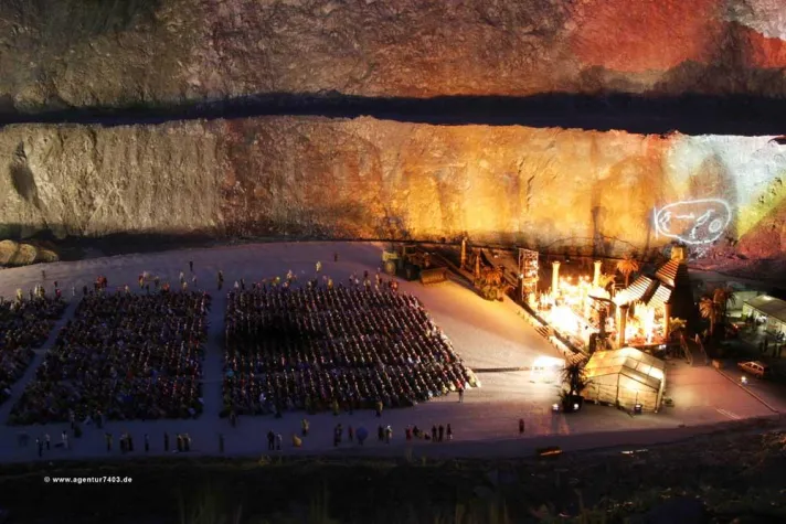 Bild: Kultur im Steinbruch – Rohrdorfs magische Naturkulisse