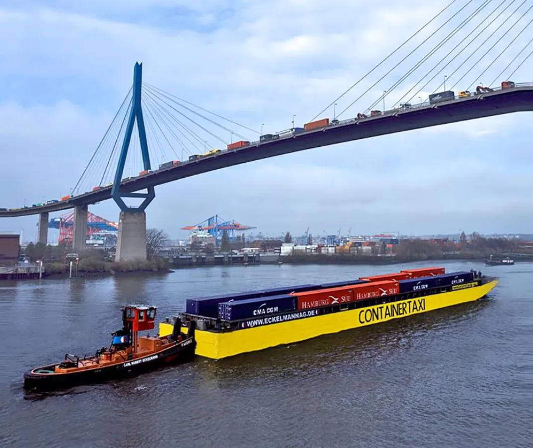 Container Taxi unter der mit Lkws uberfullten Köhlbrandbrucke