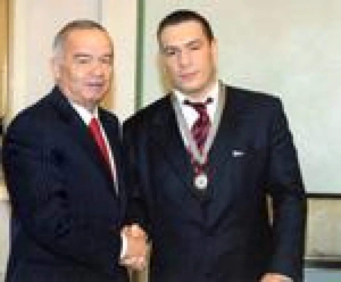 Präsident Usbekistans Islam Karimov und Schwergewichts-Boxweltmeister Ruslan Chagaev