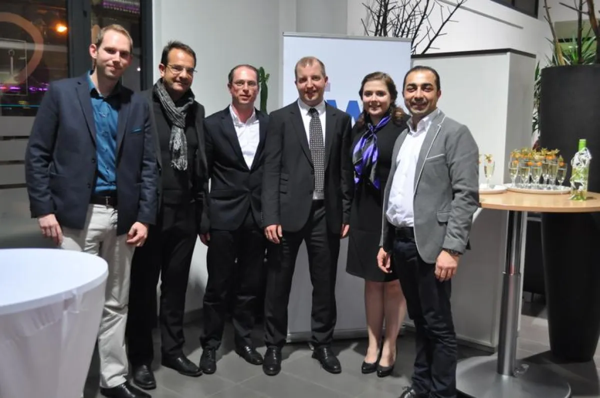 Vorstand Florian Obermeier (3.v. r.) bedankte sich bei Vorstandsmitglied Ayhan Kiskanc (1. v. r.) un