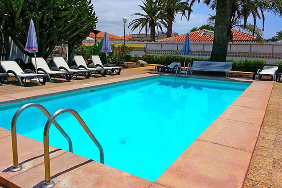 Der Pool im Paso Chico, mit neuen Sonnenliegen