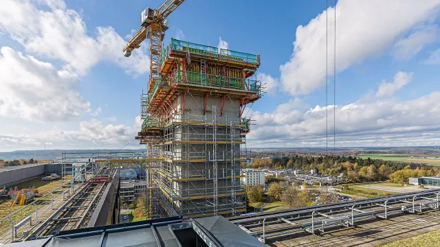 Bild: Dachlandeplatz mit Gerüst und Kletterschalung aus einer Hand