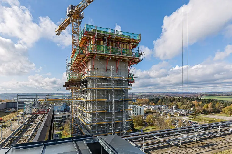 Bild: Dachlandeplatz mit Gerüst und Kletterschalung aus einer Hand