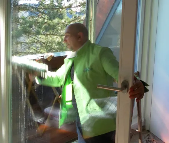 Fensterputzen im Privathaushalt: Reinigungsfirma engagieren oder selber putzen? Bild: Fensterputzen im Privathaushalt: Reinigungsfirma engagieren oder selber putzen?