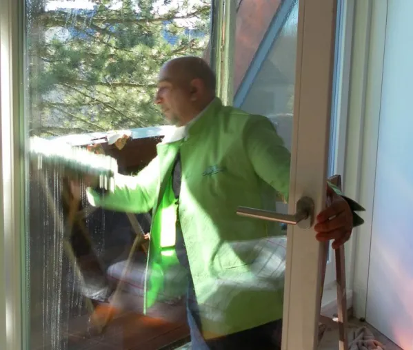 Bild: Fensterputzen im Privathaushalt: Reinigungsfirma engagieren oder selber putzen?