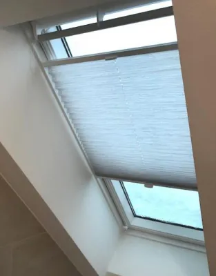 Bild: Dachfenster-Plissee zum Kleben: Die schnelle und sichere Variante ohne Bohren