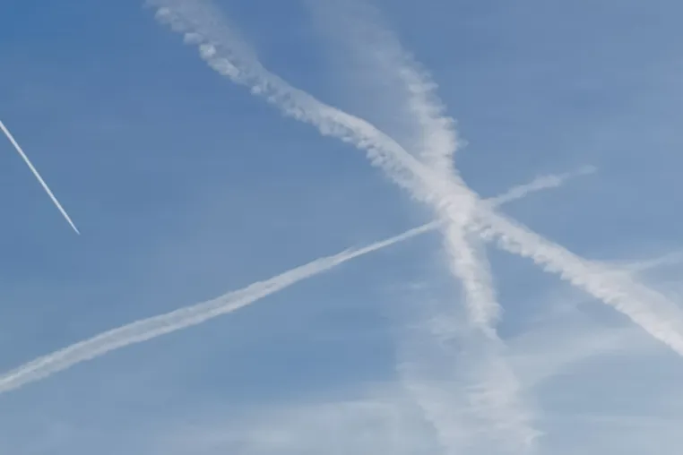 Bild: Jülicher Forschende zeigen: Langlebige Kondensstreifen entstehen meist in natürlichen Eiswolken 