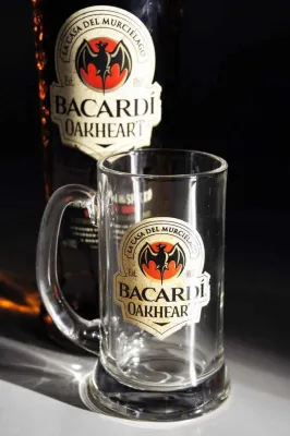 Bild: Kaum in der Werbung - schon bei markenglas.de im Shop - Bacardi Oakheart Gläser